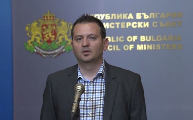 Pavel Tenev, vice-ministre bulgare de la Coopération régionale, qui a démissionné pour un salut nazi, le 17 mai 2017. (Crédit : capture d'écran YouTube/Vestnik Stroitel) Pavel Tenev, vice-ministre bulgare de la Coopération régionale, qui a démissionné pour un salut nazi, le 17 mai 2017. (Crédit : capture d'écran YouTube/Vestnik Stroitel)
