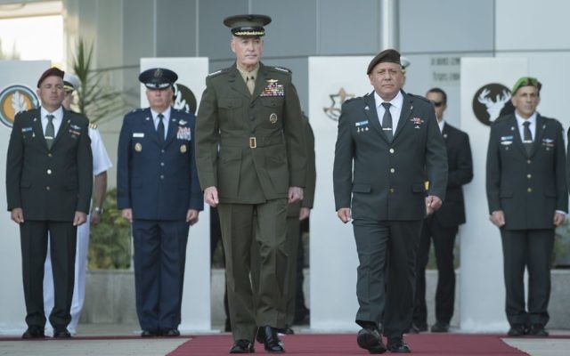 Les chefs d'Etat-major des armées américaine et israélienne, Joseph Dunford, à gauche, et Gadi Eizenkot, au quartier général de l'armée à Tel Aviv, le 9 mai 2017. (Crédit : unité des porte-paroles de l'armée israélienne) Les chefs d'Etat-major des armées américaine et israélienne, Joseph Dunford, à gauche, et Gadi Eizenkot, au quartier général de l'armée à Tel Aviv, le 9 mai 2017. (Crédit : unité des porte-paroles de l'armée israélienne)