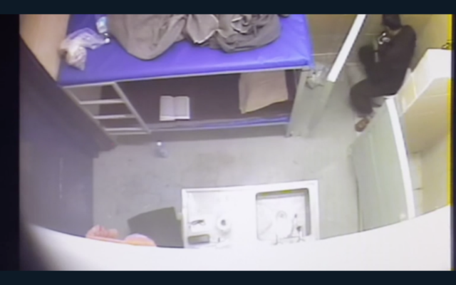 Marwan Barghouthi filmé en train de manger en secret dans sa cellule au moment où il mène une vaste grève de la faim des détenus palestiniens. (Crédit : capture d'écran Service des prisons israéliennes) Marwan Barghouthi filmé en train de manger en secret dans sa cellule au moment où il mène une vaste grève de la faim des détenus palestiniens. (Crédit : capture d'écran Service des prisons israéliennes)