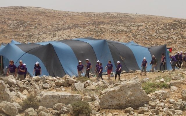 Un groupe de militants d'Israël, des territoires palestiniens et du monde entier au 'camp de la liberté de Sumud' dans les collines du sud dr Hebron, le vendredi 19 mai 2017 (Crédit : Gili Getz) Un groupe de militants d'Israël, des territoires palestiniens et du monde entier au 'camp de la liberté de Sumud' dans les collines du sud dr Hebron, le vendredi 19 mai 2017 (Crédit : Gili Getz)