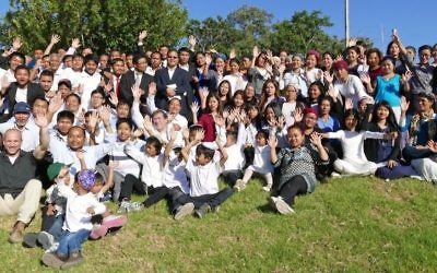 102 Bnei Menahe qui viennent de terminer leur processus d'intégration en Israël à Kfar Hasidim, le 12 mai 2017. (Crédit : Yehuda Schwartz/Shavei Israel)