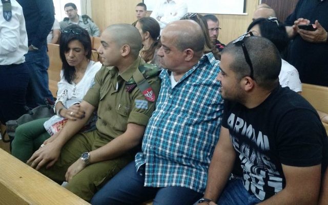 Elor Azaria avec ses parents dans la salle d'audience de la cour d'appel de la Kirya, à Tel Aviv, le 3 mai 2017. (Crédit : Judah Ari Gross/Times of Israël)
