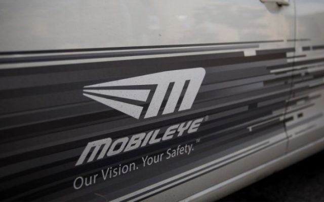 Le logo de Mobileye sur une voiture à Jérusalem, le 14 mars 2017. (Crédit : Yonatan Sindel/Flash90)