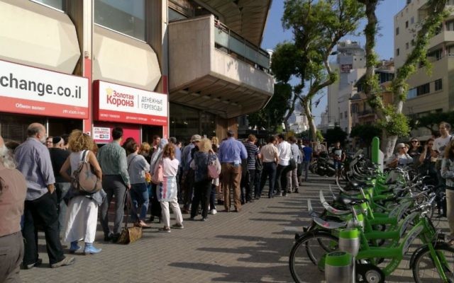 File d'attente devant le bureau de vote du Consulat français rue Ben Yehouda à Tel Aviv, le 7 mai 2017. (Crédit : Esther Kott/Times of Israël)