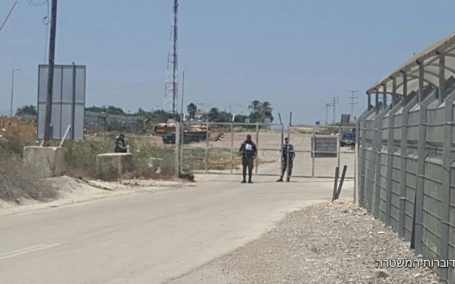 Garde-frontières sur un checkpoint où a été arrêté un adolescent palestinien qui voulait faire exploser deux bombes artisanales dans une cour militaire proche de Naplouse, le 10 mai 2017. (Crédit : police israélienne)
