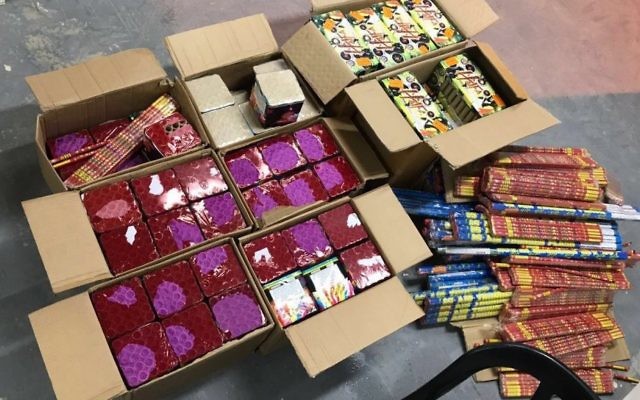 Paquets de feux d'artifices saisis par l'armée israélienne, qui auraient permis de fabriquer des bombes artisanales, dans le camp de réfugiés de Nur a-Shams, près de Tulkarem, en Cisjordanie, en mai 2017. (Crédit : unité des porte-paroles de l'armée israélienne) Paquets de feux d'artifices saisis par l'armée israélienne, qui auraient permis de fabriquer des bombes artisanales, dans le camp de réfugiés de Nur a-Shams, près de Tulkarem, en Cisjordanie, en mai 2017. (Crédit : unité des porte-paroles de l'armée israélienne)