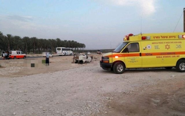 La scène d'un accident de voiture meurtrier sur la Route 90, aux abords du moshav Masua, le 18 mai 2017. Illustration. (Crédit : Magen David Adom) La scène d'un accident de voiture meurtrier sur la Route 90, aux abords du moshav Masua, le 18 mai 2017. Illustration. (Crédit : Magen David Adom)