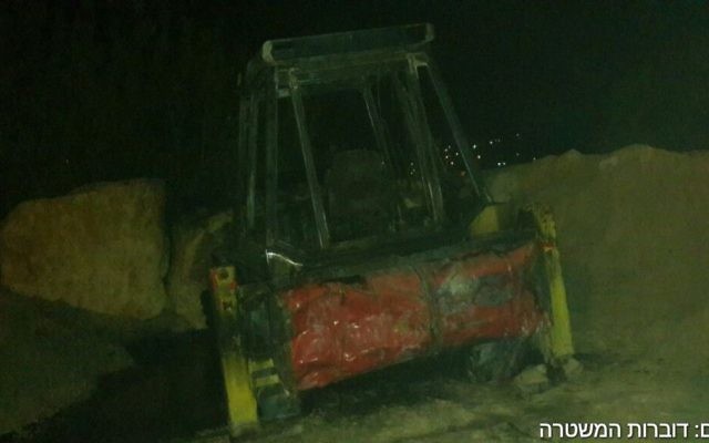 Un tracteur incendié dans le village palestinien de Burin après un incendie volontaire présumé le 19 mai 2017 (Crédit : Porte-parole de la police)