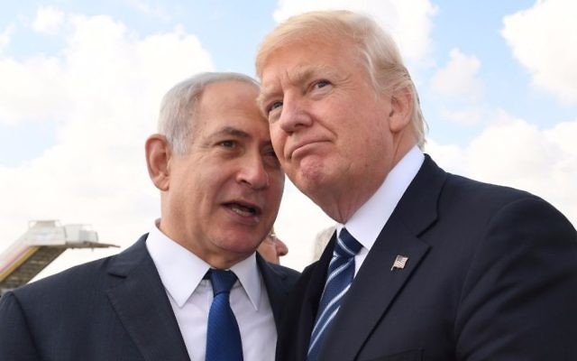 Le Premier ministre Benjamin Netanyahu, à gauche, et le président américain Donald Trump, à droite, à l'aéroport international Ben Gurion avant le départ de Trump, le 23 mai 2017. (Crédit : Koby Gideon/GPO) Le Premier ministre Benjamin Netanyahu, à gauche, et le président américain Donald Trump, à droite, à l'aéroport international Ben Gurion avant le départ de Trump, le 23 mai 2017. (Crédit : Koby Gideon/GPO)