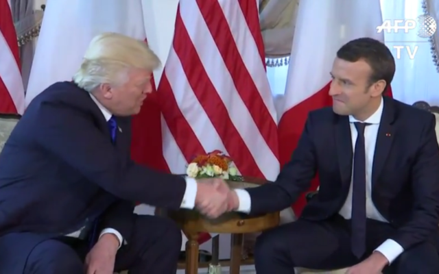 Poignée de main entre le président américain Donald Trump et son homologue français Emmanuel Macron, à Bruxelles, le 25 mai 2017. (Crédit : capture d'écran YouTube/AFP TV)