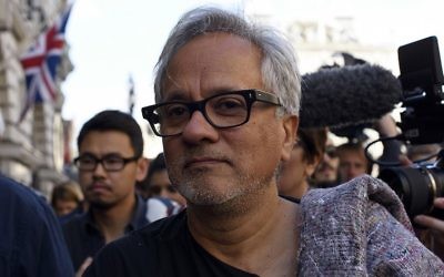 Anish Kapoor lors d'une manifestation à Londres en soutien aux migrants qui traversent actuellement l'Europe, le 17 septembre 2015 (Crédit :  Ben Pruchnie/Getty Images via JTA)