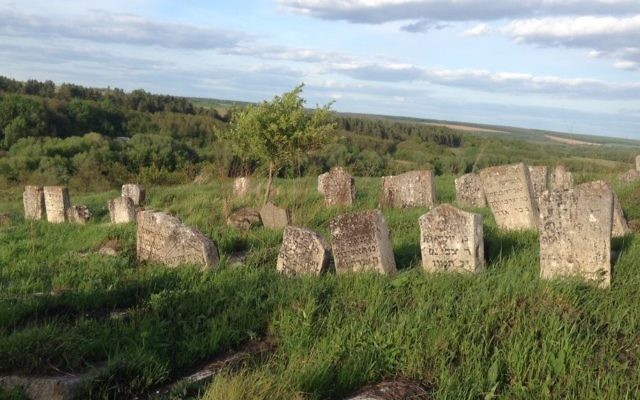De vieilles tombes juives usées par le temps au dessus du tombeau de Nathan, le disciple du rabbin Nachman à Bratslav, en Ukraine, le 10 mai 2017 (Crédit : Sue Surkes) De vieilles tombes juives usées par le temps au dessus du tombeau de Nathan, le disciple du rabbin Nachman à Bratslav, en Ukraine, le 10 mai 2017 (Crédit : Sue Surkes)