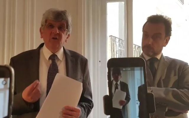 Les avocats Buchinger (d) et Kaminsky communiquant à la presse les éléments concernant le meurtre de Sarah Halimi, le 22 mai 2017 (crédit: capture d'écran Twitter/Jonathan_RTfr) Les avocats Buchinger (d) et Kaminsky communiquant à la presse les éléments concernant le meurtre de Sarah Halimi, le 22 mai 2017 (crédit: capture d'écran Twitter/Jonathan_RTfr)