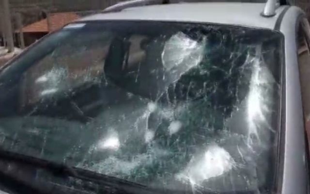 Le pare-brise éclaté de la voiture d'un israélien attaqué par des jets de pierres palestiniens à Hawara, en Cisjordanie, le 18 mai 2015. (Crédit : capture d'écran Ynet)