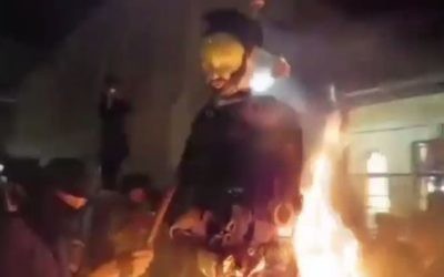 Des Juifs ultra-orthodoxes mettent le feu à l'effigie d'un soldat israélien pendant les fêtes de Lag BaOmer, dans le quartier Mea Shearim de Jérusalem, le 13 mai 2017. (Crédit : capture d'écran Chaim Goldberg/Channel 2)