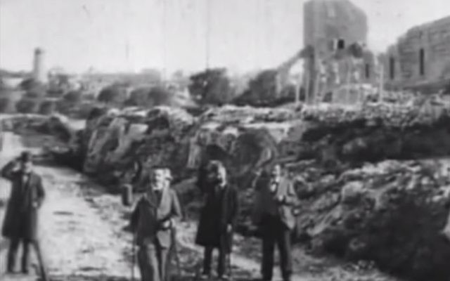 "La sortie de Jérusalem en train", une séquence tournée par Alexandre Promio, dépêché en Palestine par les frères Lumière (Crédit: capture d'écran Akadem) "La sortie de Jérusalem en train", une séquence tournée par Alexandre Promio, dépêché en Palestine par les frères Lumière (Crédit: capture d'écran Akadem)