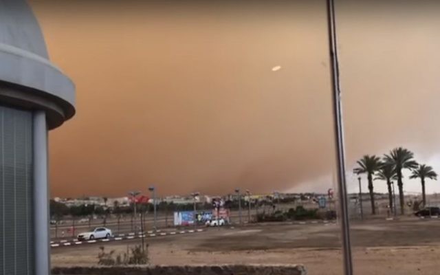 Une visibilité médiocre entraînée par une tempête de sable à Eilat, le 18 mai 2017 (Capture d'écran : Youtube) Une visibilité médiocre entraînée par une tempête de sable à Eilat, le 18 mai 2017 (Capture d'écran : Youtube)