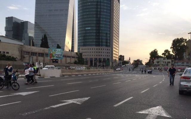 Une rue vide de Tel Aviv alors que des manifestants handicapés bloquent les artères principales pour réclamer le salaire minimum, le 18 mai 2017 (Crédit : Stuart Davidovich) Une rue vide de Tel Aviv alors que des manifestants handicapés bloquent les artères principales pour réclamer le salaire minimum, le 18 mai 2017 (Crédit : Stuart Davidovich)