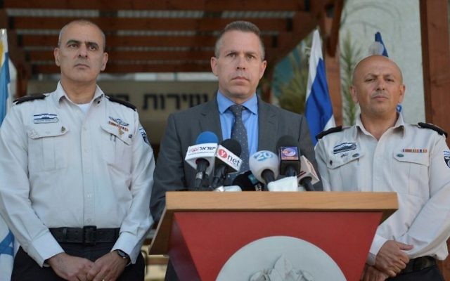 Le ministre de la Sécurité intérieure Gilad Erdan lors d'une conférence de presse à Tel Aviv sur la grève de la faim des détenus palestiniens, le 7 mai 2017. (Crédit : Flash90)