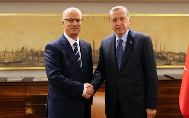 Rami Hamdallah, à gauche, Premier ministre de l'Autorité palestinienne, avec le président turc Recep Tayyip Erdogan à Istanbul, le 8 mai 2017. (Crédit : Wafa)