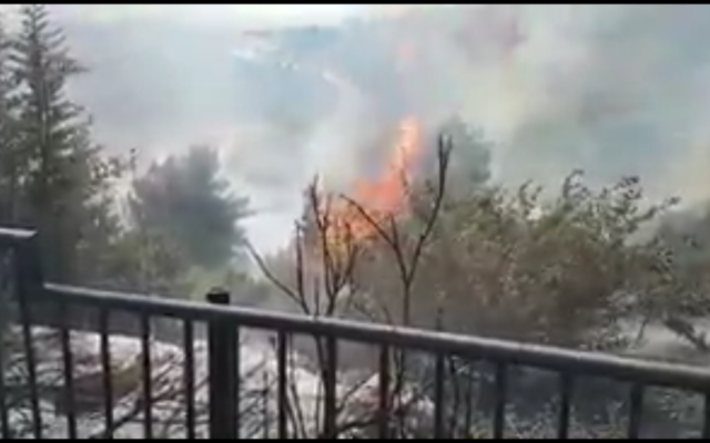 Incendie à proximité de l'implantation d'Alfei Menashe, en Cisjordanie, le 9 mai 2017. (Crédit : Capture d'écran Hotnews via Twitter) Incendie à proximité de l'implantation d'Alfei Menashe, en Cisjordanie, le 9 mai 2017. (Crédit : Capture d'écran Hotnews via Twitter)