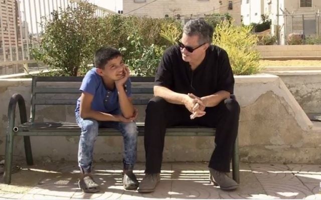 Amos Gitaï tente de comprendre pourquoi ce garçon espère mourir en martyr (Capture d'écran Youtube/ Extrait de A l'ouest du Jourdain)