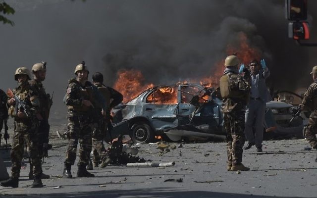 Forces de sécurité afghanes sur le site d'un attentat suicide au camion piégé qui a tué au moins 80 personnes dans le quartier diplomatique de Kaboul, le 31 mai 2017. (Crédit : Shah Marai/AFP) Forces de sécurité afghanes sur le site d'un attentat suicide au camion piégé qui a tué au moins 80 personnes dans le quartier diplomatique de Kaboul, le 31 mai 2017. (Crédit : Shah Marai/AFP)