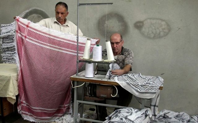Des Palestiniens travaillent dans une fabrique de Keffieh, à Hébron, en Cisjordanie, le 14 octobre 2010. (Crédit : Najeh Hashlamoun/Flash90) Des Palestiniens travaillent dans une fabrique de Keffieh, à Hébron, en Cisjordanie, le 14 octobre 2010. (Crédit : Najeh Hashlamoun/Flash90)