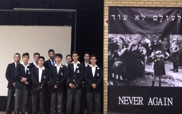 Des élèves de l'école King David Victory Park à Johannesburg, en Afrique du sud, lors d'un événement de la Journée du souvenir de l'Holocauste en 2017. Illustration. (Crédit : capture d'écran Youtube)