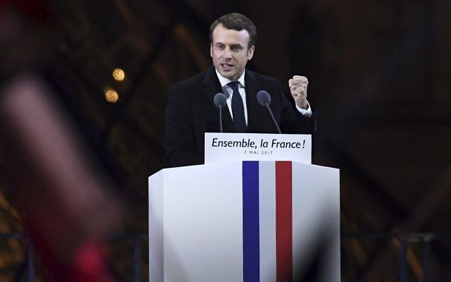 Emmanuel Macron, élu à la présidence de la République française, devant la pyramide du Louvre, le 7 mai 2017. (Crédit : David Ramos/Getty Images) Emmanuel Macron, élu à la présidence de la République française, devant la pyramide du Louvre, le 7 mai 2017. (Crédit : David Ramos/Getty Images)