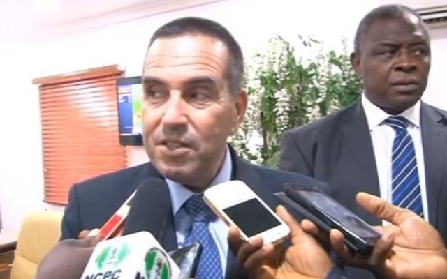 L'ambassadeur israélien au Nigeria Guy Feldman (à gauche) s'adresse au média, le 14 mai 2017. (Crédit : capture d'écran/YouTube) L'ambassadeur israélien au Nigeria Guy Feldman (à gauche) s'adresse au média, le 14 mai 2017. (Crédit : capture d'écran/YouTube)