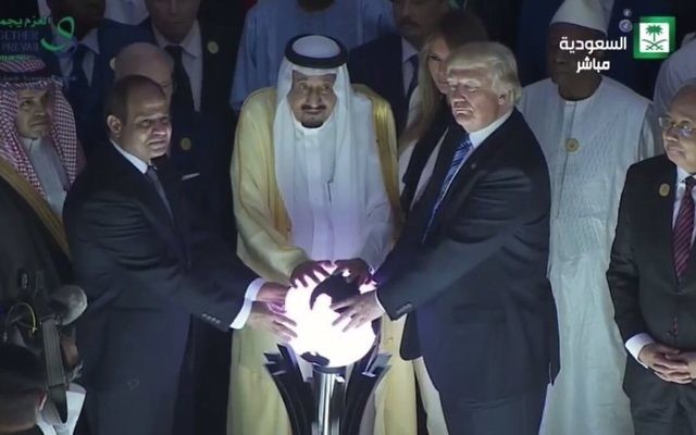 Le président américain Donald Trump, le roi saoudien Salmane et le président égyptien Abdel-Fattah el-Sissi pendant l'inauguration d'un centre de lutte contre l'extrémisme à Ryad, en Arabie saoudite, le 21 mai 2017. (Crédit : capture d'écran) Le président américain Donald Trump, le roi saoudien Salmane et le président égyptien Abdel-Fattah el-Sissi pendant l'inauguration d'un centre de lutte contre l'extrémisme à Ryad, en Arabie saoudite, le 21 mai 2017. (Crédit : capture d'écran)
