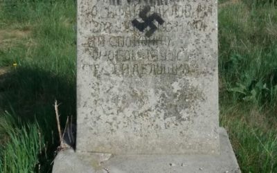Une pierre tombale vandalisée avec une croix gammée et portant l'inscription "la tolérance est une faiblesse" dans le cimetière juif de Cherkasy, en Ukraine, le 5 mai 2017. (Crédit : autorisation)