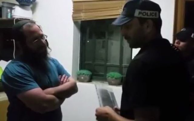 Elkana Pikar, à gauche, avec un policier de la division de Judée et Samarie, dans l'implantation de Yitzhar, le 16 mai 2017. (Crédit : capture d'écran YouTube) Elkana Pikar, à gauche, avec un policier de la division de Judée et Samarie, dans l'implantation de Yitzhar, le 16 mai 2017. (Crédit : capture d'écran YouTube)
