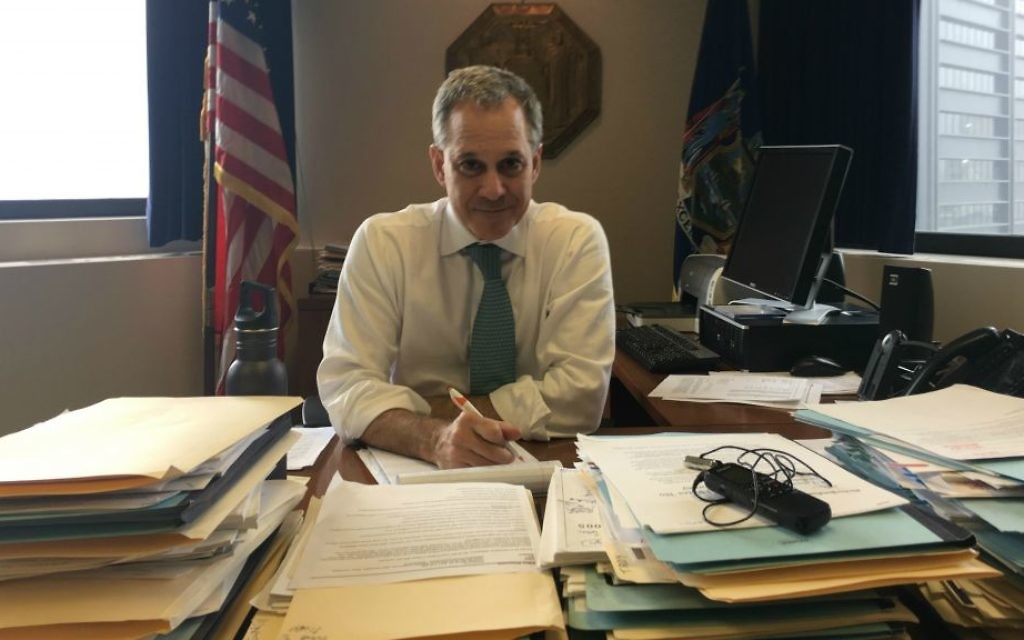 Eric Schneiderman dans son bureau de New York, le 3 avril 2017. (Crédit : Ron Kampeas/JTA) Eric Schneiderman dans son bureau de New York, le 3 avril 2017. (Crédit : Ron Kampeas/JTA)