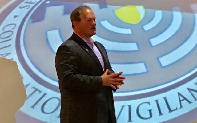Paul Goldenberg, directeur du Secure Community Network, pendant une conférence destinée aux professionnels de la sécurité des communautés juives, à Washington, D.C, le 4 mai 2017. (Crédit : SCN via JTA)