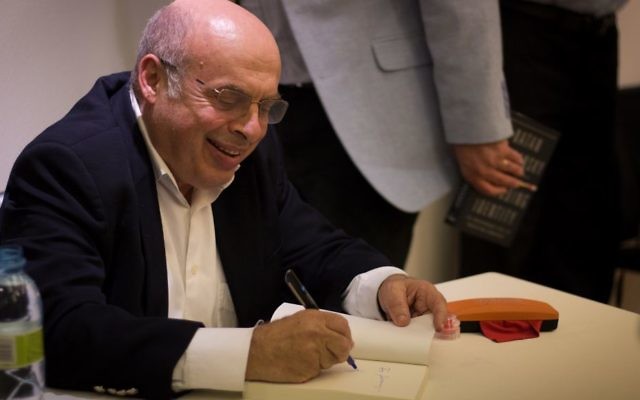 Séance de dédicaces pour Natan Sharansky lors d'un évènement du Times of Israël à Jérusalem, le 7 mai 2017. (Crédit : Luke Tress/Times of Israël)