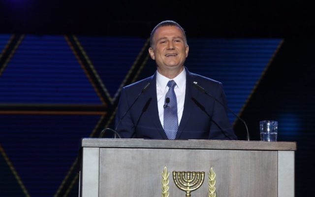 Yuli Edelstein, président de la Knesset, pendant la cérémonie officielle de Yom HaAtsmaout, au mont Herzl, à Jérusalem, le 1er mai 2017. (Crédit : Yitzhak Harari/attaché de presse de la Knesset)