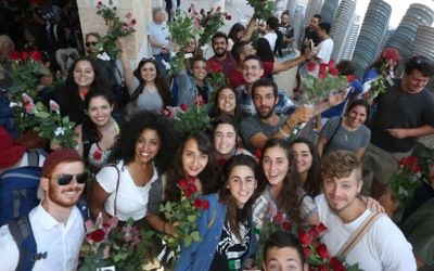 Des militants pour la paix participent à un défilé organisé par Tag Meir avec une distribution de fleurs aux commerçants arabes dans la Vieille ville de Jérusalem, en amont de la parade des drapeaux de la journée de Jérusalem, le 24 mai 2017 (Autorisation).