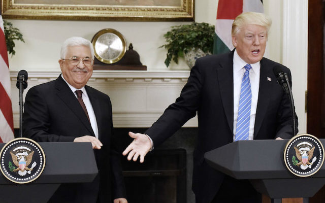 Le président américain Donald Trump et le président de l'Autorité palestinienne Mahmoud Abbas lors d'une conférence de presse à la Maison Blanche, le 3 mai 2017. (Crédit : Olivier Douliery-Pool/Getty Images via JTA)