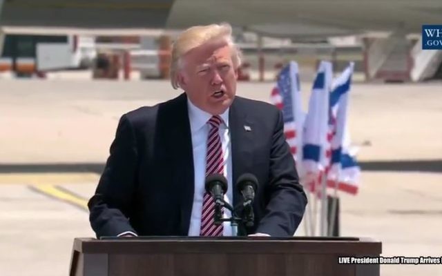 Le président américain à son arrivée en Israël, sur le tarmac de l'aéroport Ben Gurion, le 22 mai 2017. (Crédit : capture d'écran YouTube/Maison Blanche) Le président américain à son arrivée en Israël, sur le tarmac de l'aéroport Ben Gurion, le 22 mai 2017. (Crédit : capture d'écran YouTube/Maison Blanche)