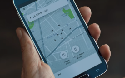 Un passager utilise l'application d'Uber pour commander un déplacement dans l'entreprise de covoiturage dans une publicité de décembre 2016 (Capture d'écran : YouTube)