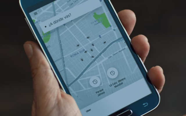 Un passager utilise l'application d'Uber pour commander un déplacement dans l'entreprise de covoiturage dans une publicité de décembre 2016 (Capture d'écran : YouTube)