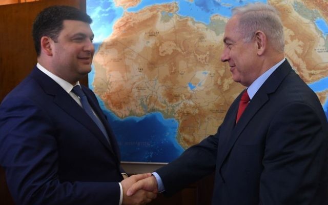Le Premier ministre Benjamin Netanyahu rencontre son homologue ukrainien Volodymyr Groysman, au bureau du Premier ministre, le 15 ai 2017. (Crédit : Kobi Gidon/GPO)