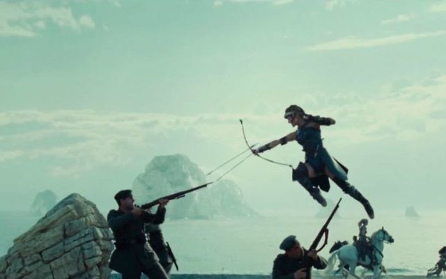 Gal Gadot, dans "Wonder Woman", produit par la Warner Bros. (Crédit : capture d'écran YouTube) Gal Gadot, dans "Wonder Woman", produit par la Warner Bros. (Crédit : capture d'écran YouTube)