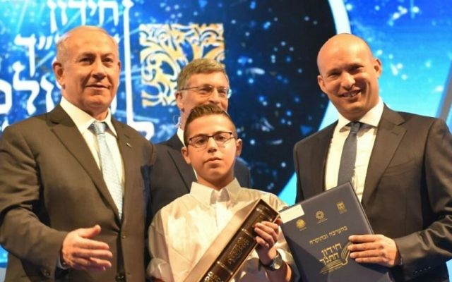 Le Premier ministre Benjamin Netanyahu, à gauche, le ministre de l'Education Naftali Bennett, à droite, et Sagiv Lugasi, vainqueur du Quiz biblique international, à Jérusalem, le 2 mai 2017. (Crédit : Shlomi Amsalem)