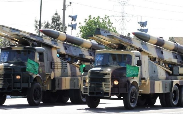 Des camions militaires iraniens transportant des missiles sol-air pendant un défilé à l'occasion de la Journée de l'armée du pays, à Téhéran, le 18 avril 2017. (Crédit : Atta Kenare/AFP) Des camions militaires iraniens transportant des missiles sol-air pendant un défilé à l'occasion de la Journée de l'armée du pays, à Téhéran, le 18 avril 2017. (Crédit : Atta Kenare/AFP)