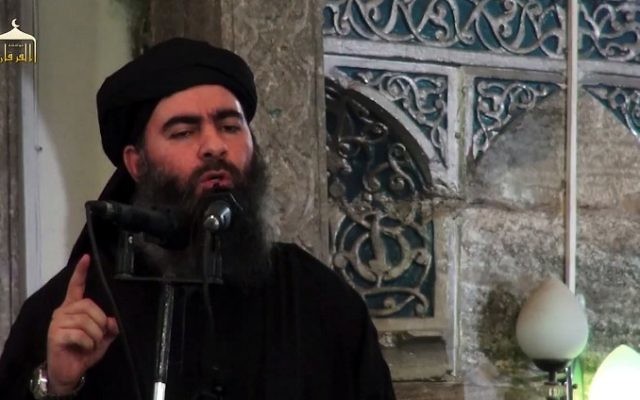 Une capture d'écran d'une vidéo de propagande diffusée le 5 juillet 2014 montre le chef du groupe djihadiste de l'État islamique, Abou Bakr al-Baghdadi, s'adressant aux fidèles musulmans dans une mosquée dans la ville irakienne de Mossoul (Crédit : AFP / HO / al-Furqan Media) Une capture d'écran d'une vidéo de propagande diffusée le 5 juillet 2014 montre le chef du groupe djihadiste de l'État islamique, Abou Bakr al-Baghdadi, s'adressant aux fidèles musulmans dans une mosquée dans la ville irakienne de Mossoul (Crédit : AFP / HO / al-Furqan Media)