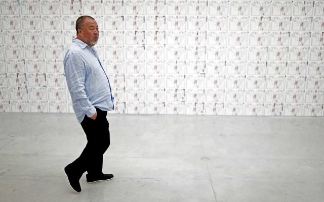 L'artiste chinois Ai Weiwei au Musée d'Israël à Jérusalem à la veille de l'ouverture de sa nouvelle exposition "Peut-être, peut-être pas" au Musée d'Israël à Jérusalem le 1er juin 2017 (Crédit : AFP PHOTO / THOMAS COEX