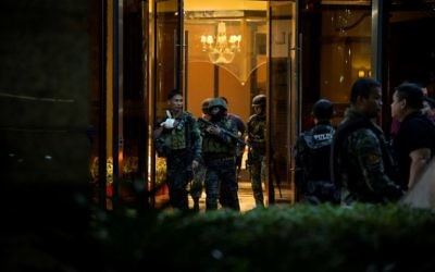 Les policiers des Philippines sortent du Resorts World Hotel à Manille le 2 juin 2017 suite à un attentat (Crédit :  AFP PHOTO / NOEL CELIS)